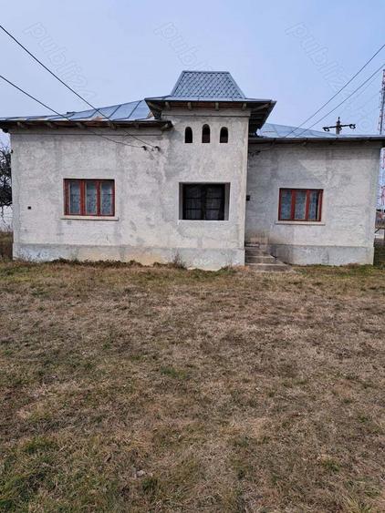 vand casa in Poiana Lacului la 15 minute de Pite?ti la 15 km ?i la 300 m de centru comunei - 1