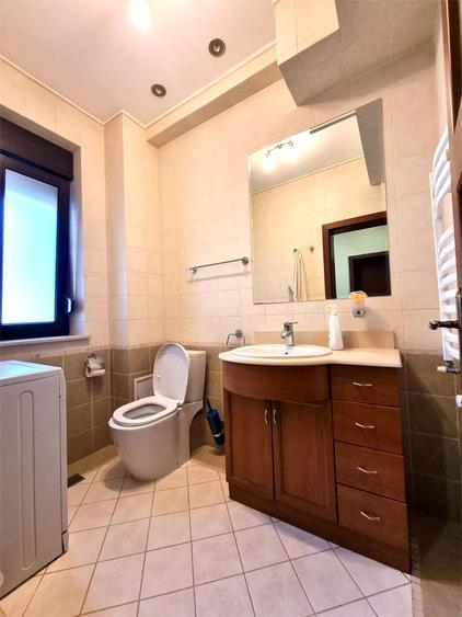 Chitila langa Lacul cu Nuferi si Padure - 13