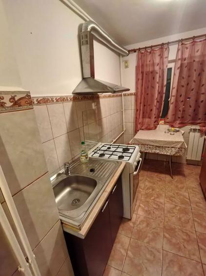 Inchiriez apartament 2 camere in zona micro 6 Pavcom Targoviste - 1