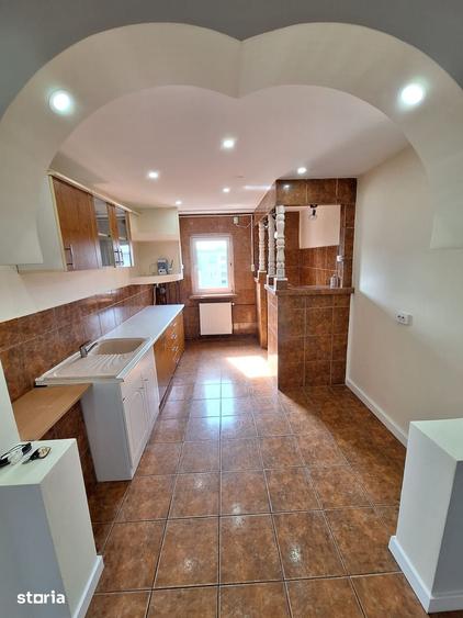 Apartament cu 4 camere decomandat în Calea București