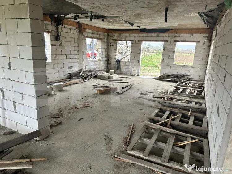 Casă cu 5 camere cu Teren 2400 Mp în Central