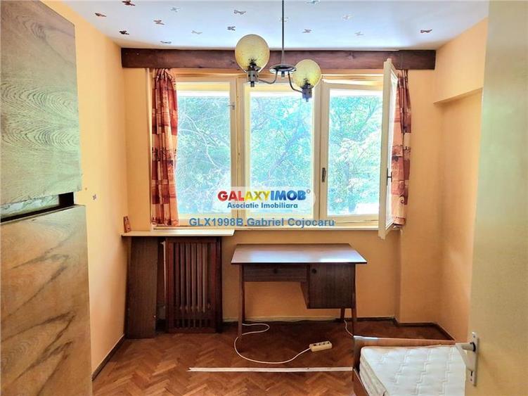 Apartament cu 3 camere semidecomandat în Baba Novac