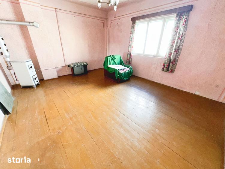 Casă cu 4 camere cu Teren 12500 Mp în Central