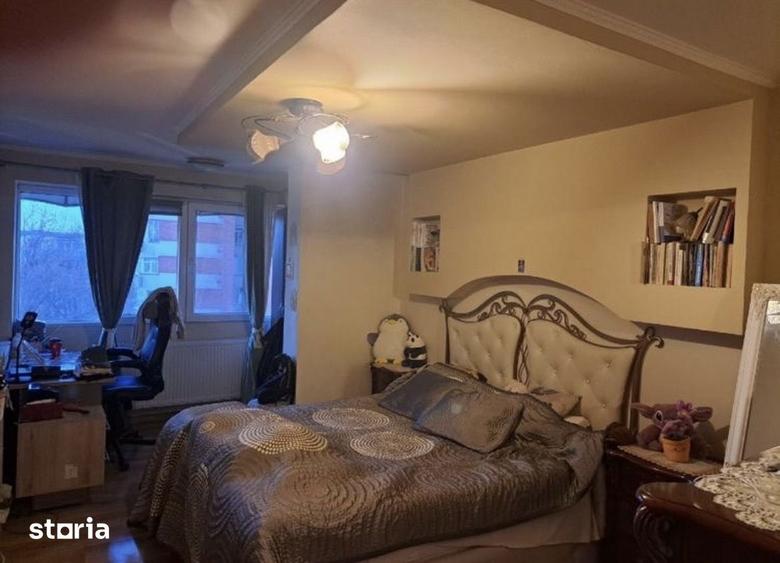 Apartament cu 3 camere semidecomandat în Calea București