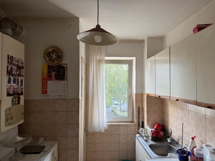 Apartament cu 4 camere semidecomandat în Astra