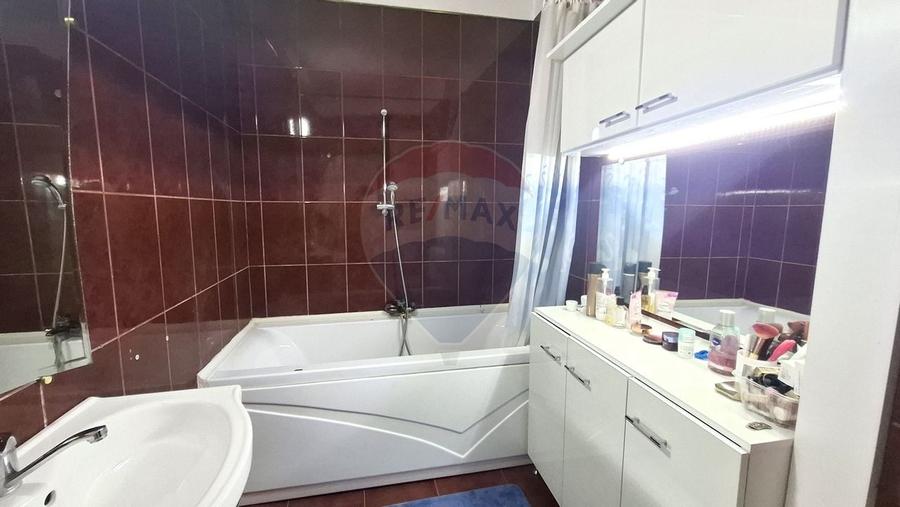 Apartament cu 4 camere semidecomandat în P-ța Victoriei