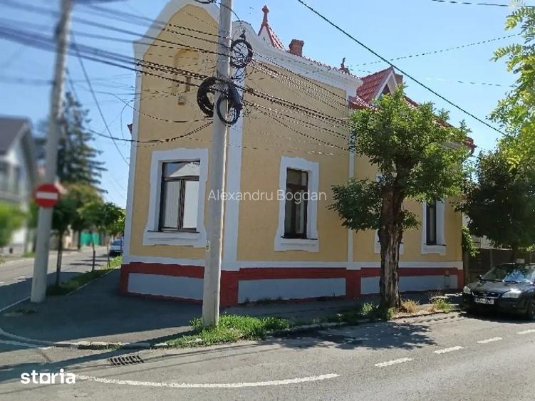 Casa 5 camere, 3 bai,2 bucatarii, 200 mp utili, 370 mp teren