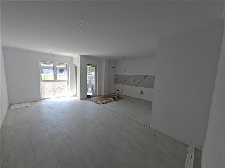 Apartament cu 4 camere semidecomandat în Florești