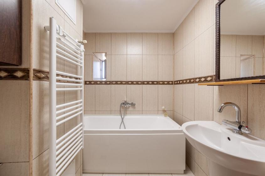 Apartament cu 4 camere decomandat, mobilat în Bere