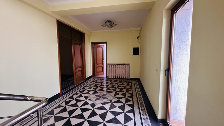 Casă individuală cu 21 camere cu Canalizare în Roșu