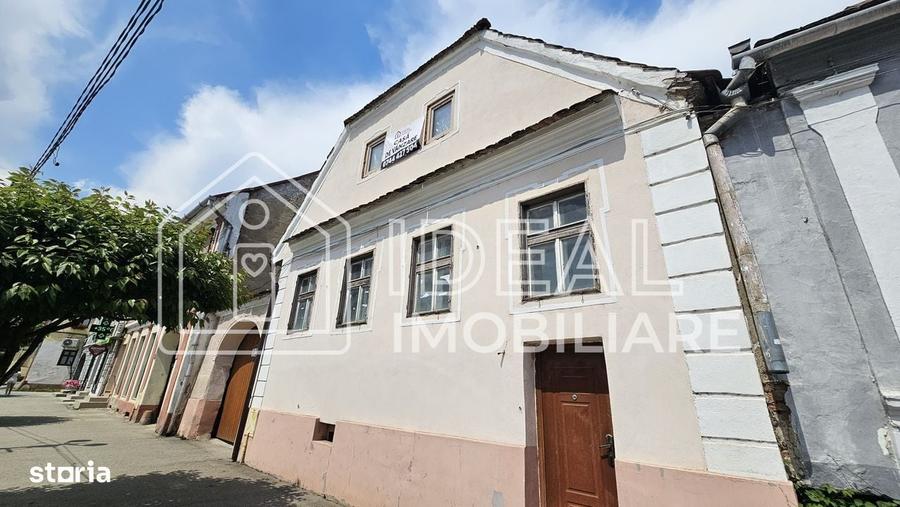 Casa veche, solida, cu 4 camere, pivnita boltita si 4 bai zona centr - 1
