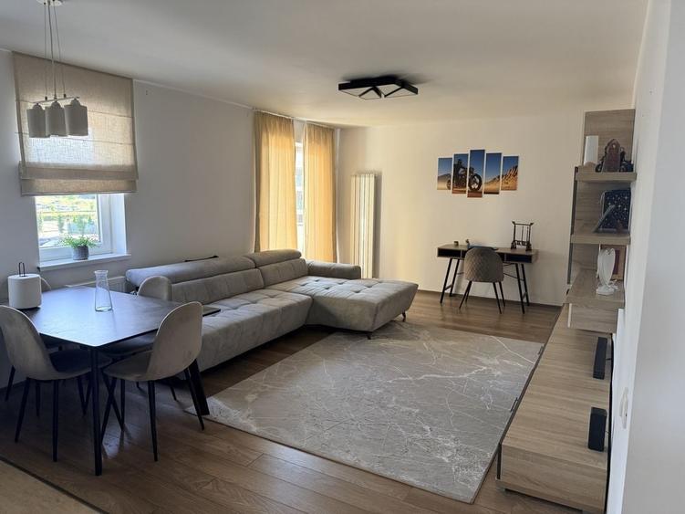Apartament cu 2 camere decomandat în Tractorul