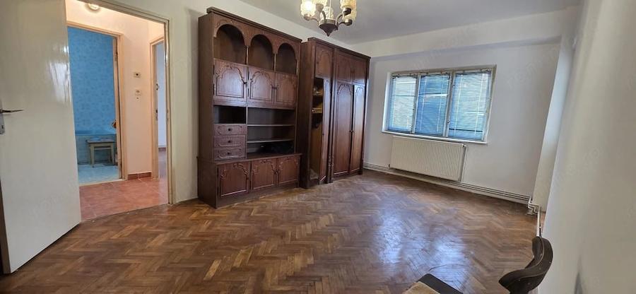 Apartament cu 3 camere semidecomandat în Vest