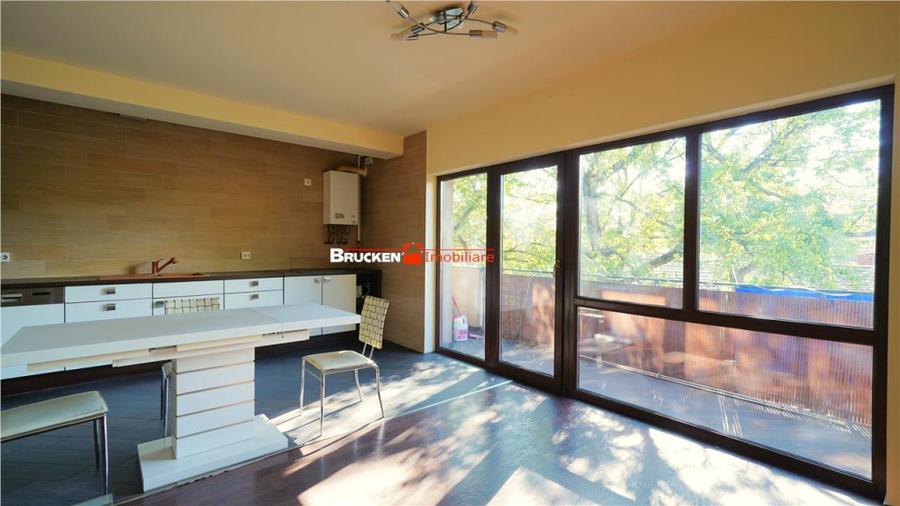 Apartament cu 3 camere decomandat în Ultracentral
