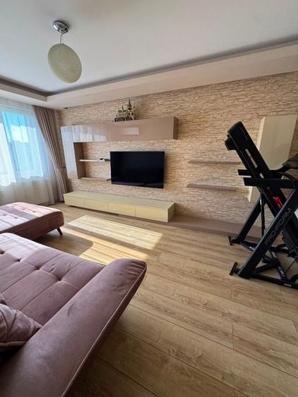 Apartament cu 3 camere decomandat, mobilat în Titan