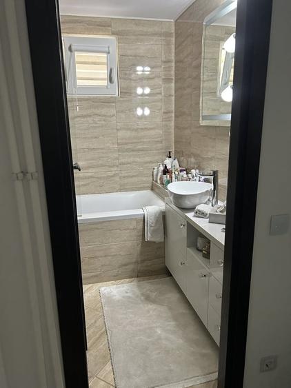 Apartament cu 3 camere semidecomandat în Crângași