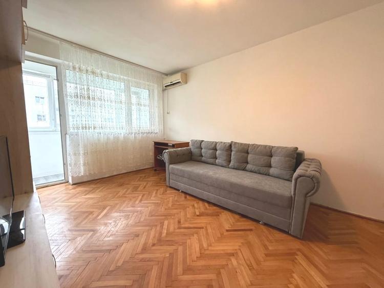 Apartament cu 3 camere decomandat, mobilat în Costin Georgian