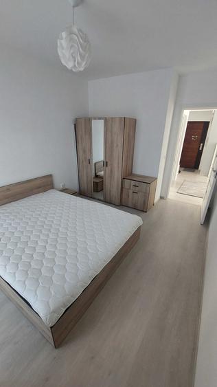 Inchiriez apartament 3 camere - 6