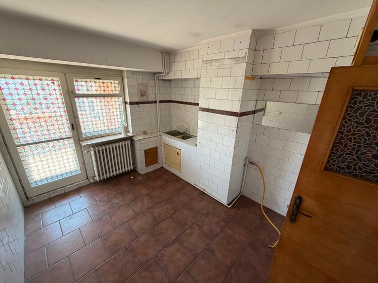 Apartament cu 5 camere semidecomandat în P-ța Unirii
