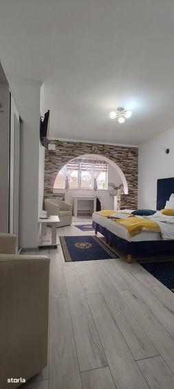 Casă cu 10 camere cu Teren 403 Mp în Trocadero