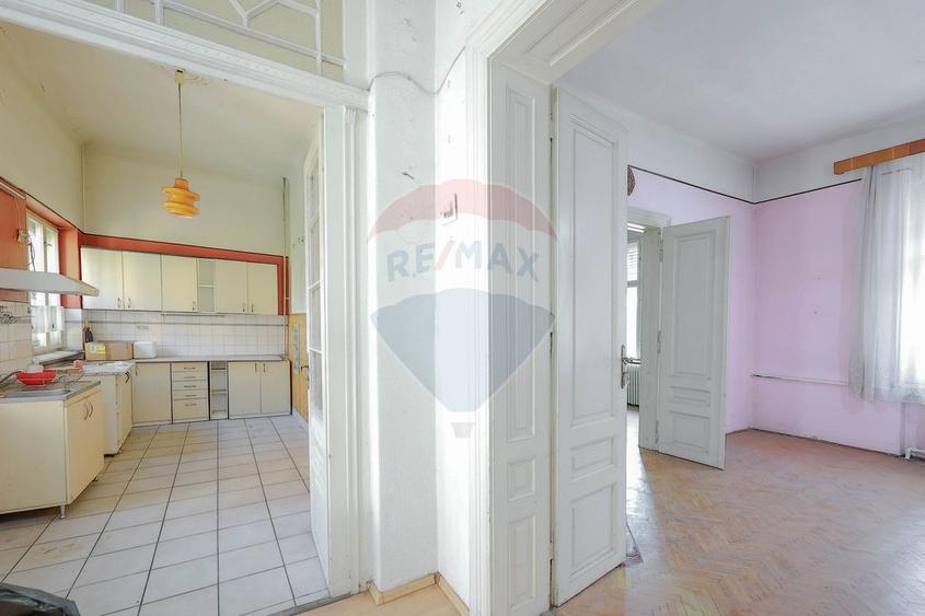 Apartament cu 4 camere semidecomandat în Central