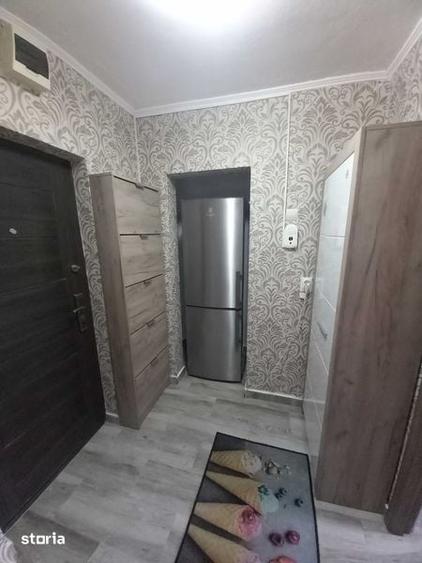 Apartament cu 3 camere semidecomandat în Micro 6