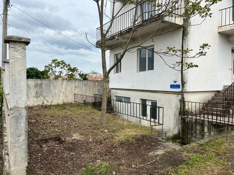 Vand vila situata in Pitesti, impartita in 8 apartamente