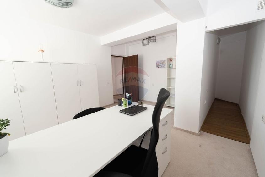 Vila cu curte de inchiriat- sector 1 - 5