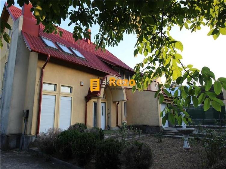 Vila impunatoare cu iesire la lac in Peris