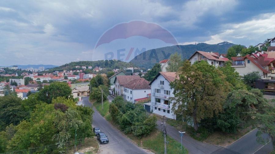 Apartament cu 3 camere in casa, curte proprie si garaj - 1