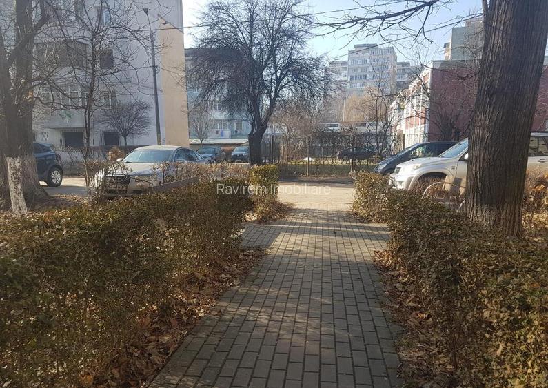 Apartament doua camere, etaj 3, CT, termopan, zona Alecu Russo