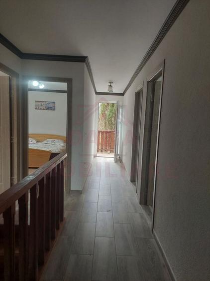 Casă individuală cu 5 camere cu Canalizare în Poiana Mărului