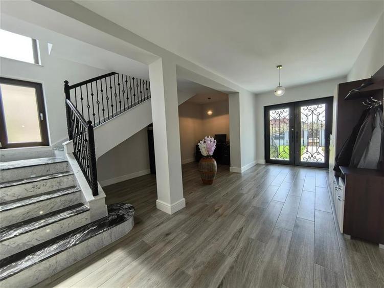 Casă individuală cu 6 camere cu Teren 1523 Mp în Vest