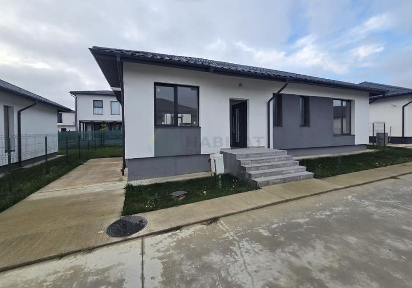 Casă individuală cu 4 camere cu Canalizare în Tunari