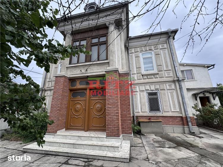 Casă cu 7 camere cu Teren 938 Mp în Central