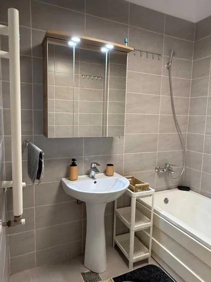 Apartament cu 2 camere semidecomandat, mobilat în Apărătorii Patriei