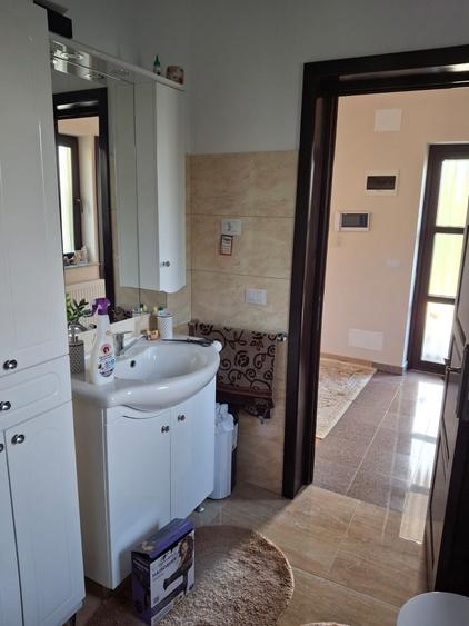 Casă individuală cu 5 camere cu Teren 1800 Mp în Central