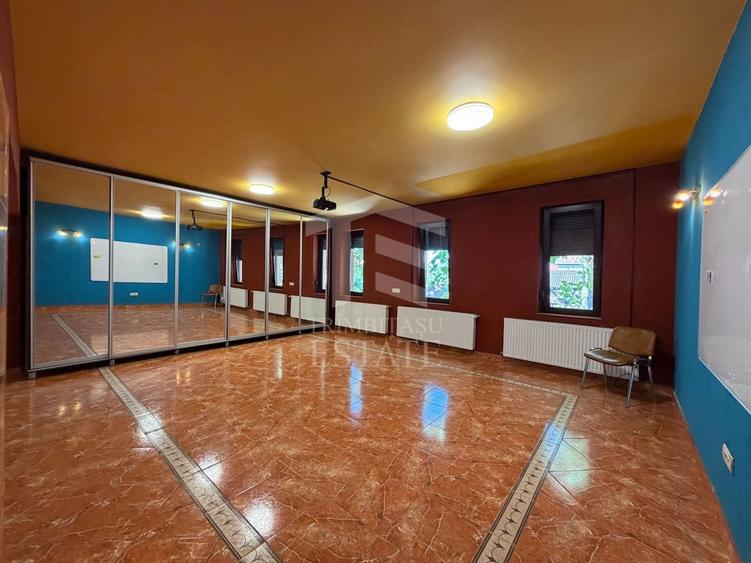 Casă individuală cu 12 camere cu Canalizare în Central