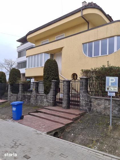Casă cu 6 camere cu Teren 1000 Mp în Central