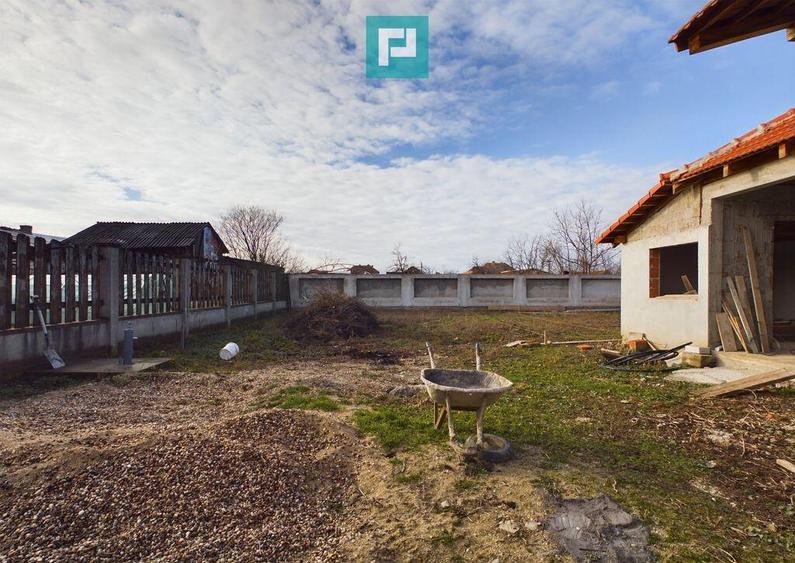 Casa cu 4 camere + anexe in ?ofronea - 2