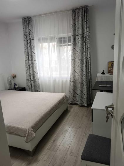 vand apartament 4 camere zona centru Resita - 3