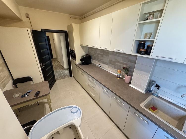 Apartament cu 3 camere decomandat, mobilat în Primo