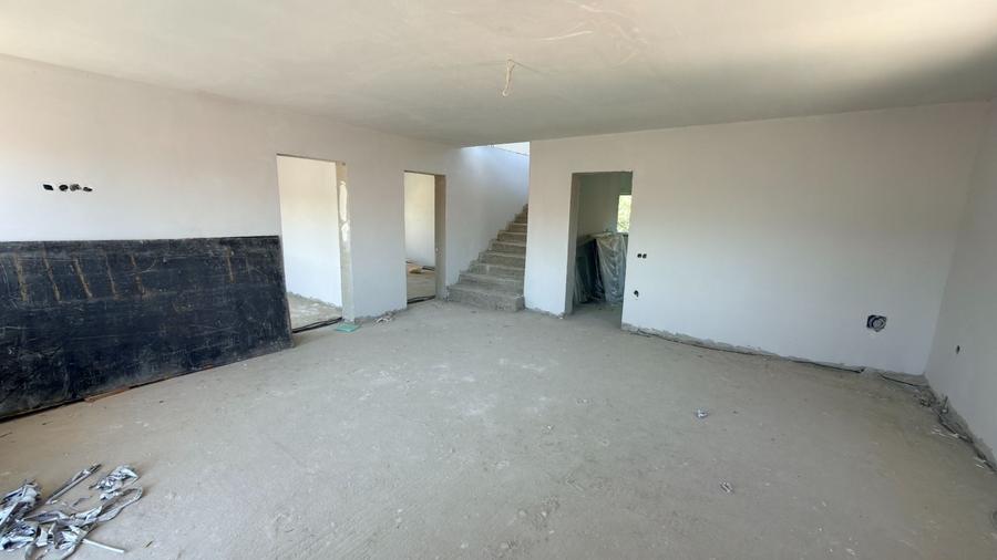 Casă cu 7 camere cu Teren 380 Mp în Poplaca