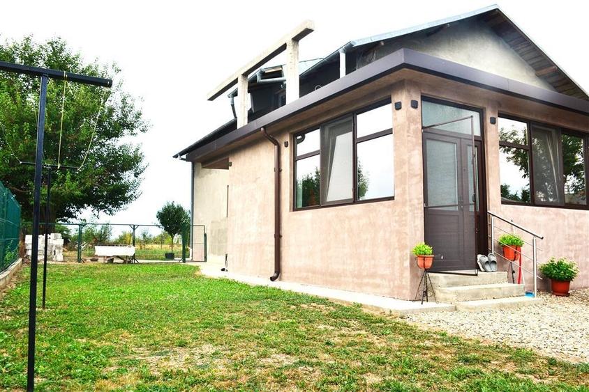 Casa de vanzare in Vacaresti, 7 km de Targoviste - spatiu generos, liniste. - 12