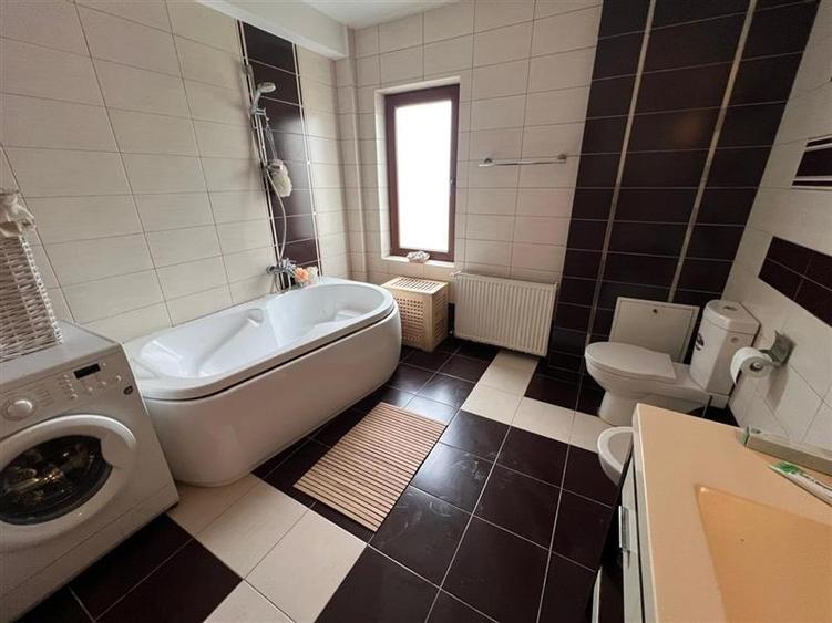 Proprietate deosebita de vanzare in centrul Bacaului- eleganta, istorie si inves - 26