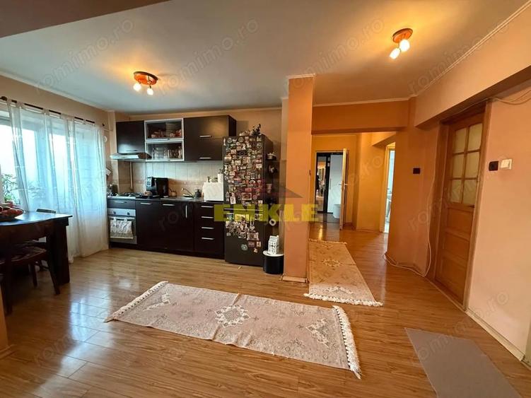 De vanzare / Inchiriere Apartament 3 camere decomandat - 4