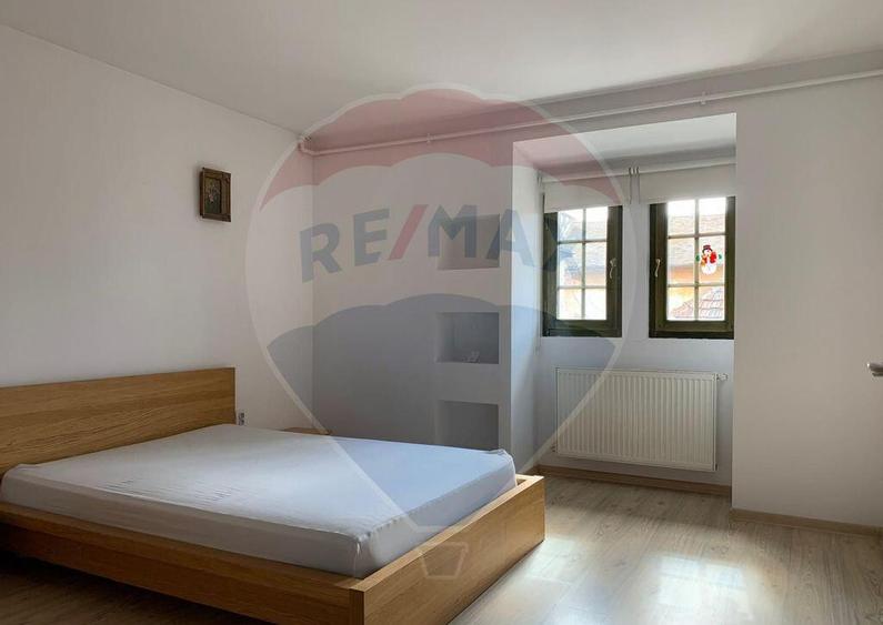 Apartament in zona Centrala, et.1, curte privata. - 2