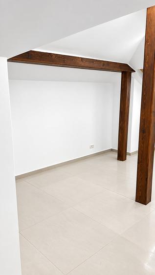 Apartament cu 4 camere semidecomandat în Central