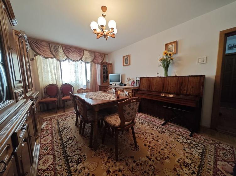 Apartament cu 4 camere decomandat în Central