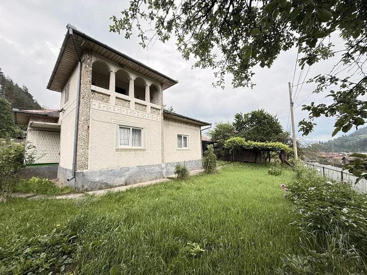 Casă cu 2 camere cu Teren 550 Mp în Poiana Teiului